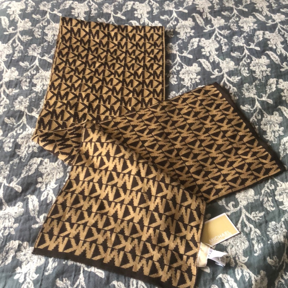 Michael Kors MK Logo Scarf - Picture 3 of 6